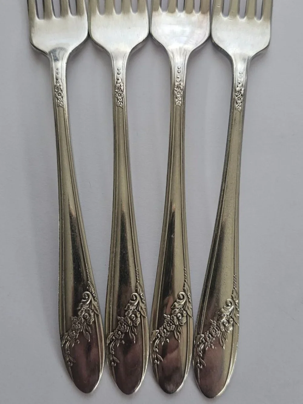 4 Oneida Queen Bess II Dinner Fork 7.5